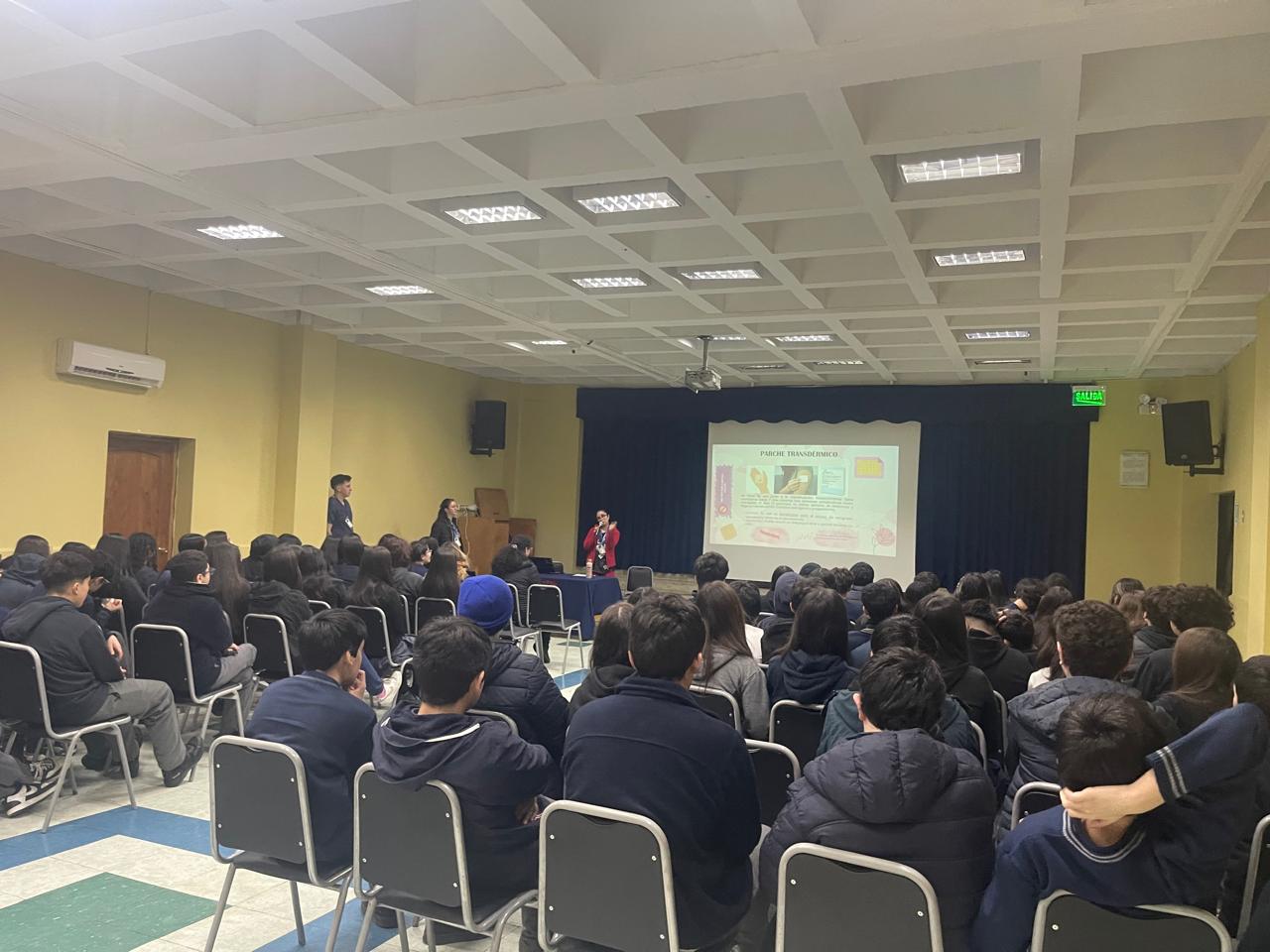 Charla educativa de salud física y emocional a alumnos de octavos años